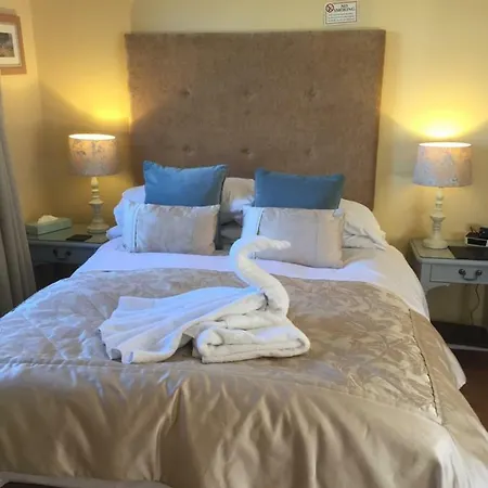 Swan House 4*